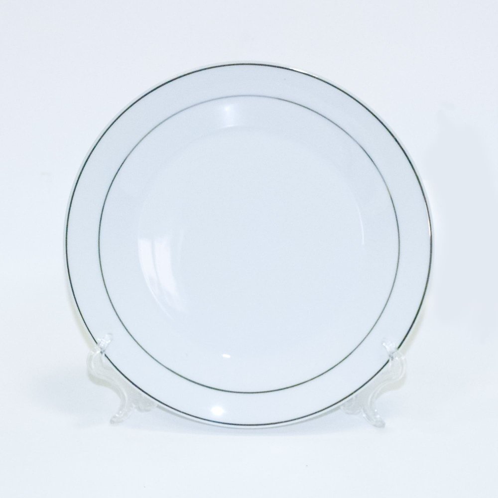 Ободок тарелки. Тарелка белая с ободком. Тарелки с серебристым ободком. Тарелка белая с серебром. Белые тарелки с серебряным ободком.